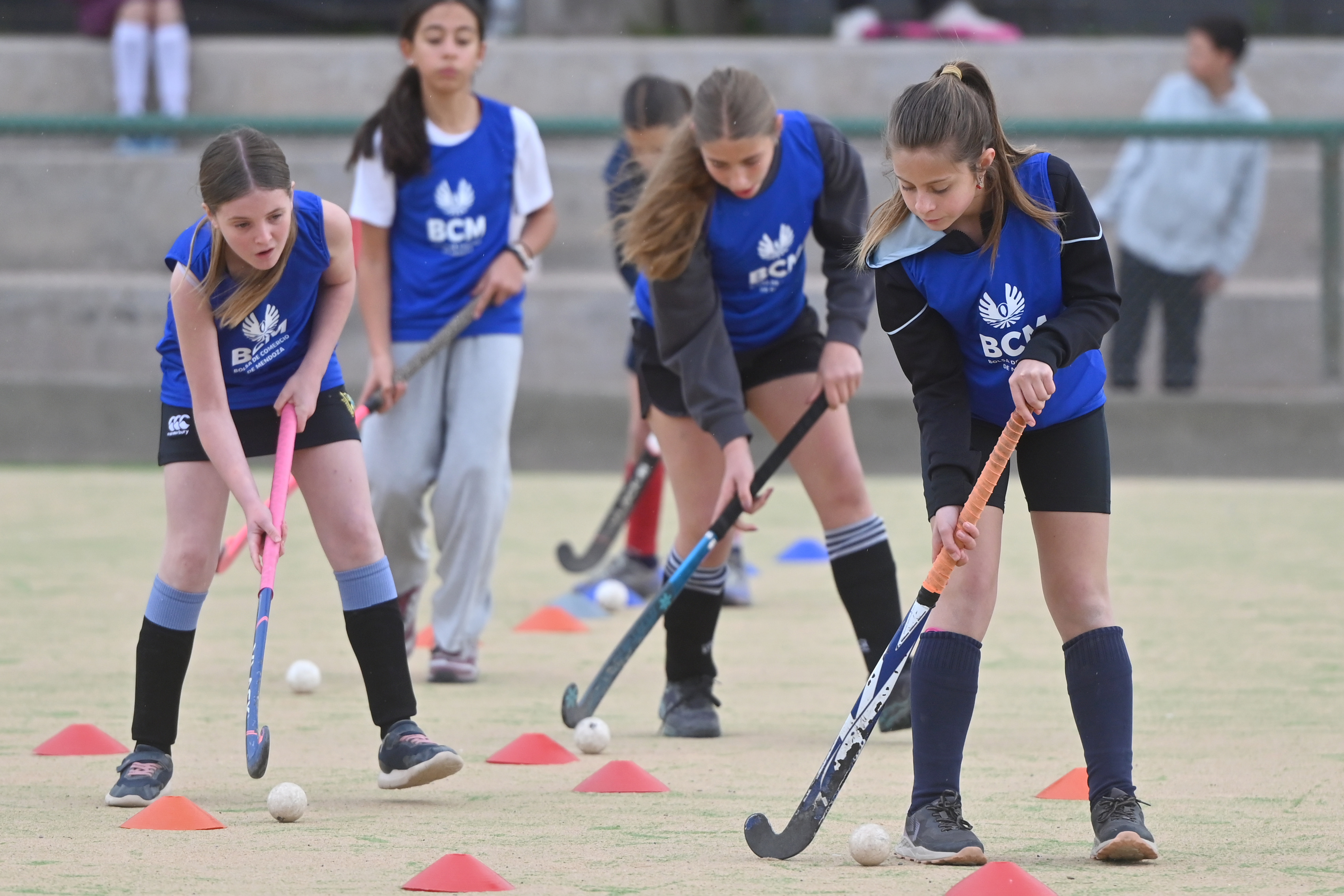 Clínica hockey - Albertario con jugadoras